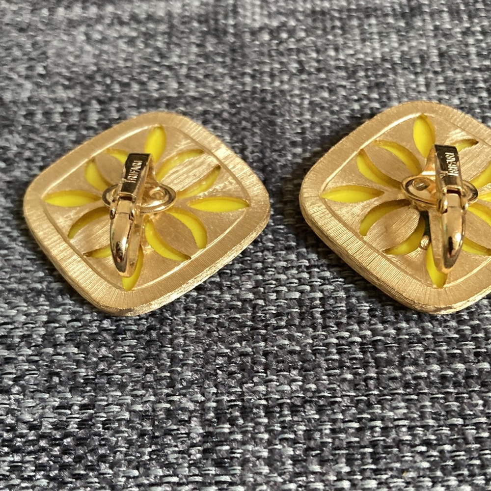 Vintage Trafari Clip Earrings - Picture 4 of 6